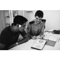 Centre de conciliation d'Arue. Examen médical d'un militaire du 57e bataillon de commandement et de soutien du Pacifique (57e BCSP) par un infirmier.