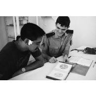 Centre de conciliation d'Arue. Examen médical d'un militaire du 57e bataillon de commandement et de soutien du Pacifique (57e BCSP) par un infirmier.