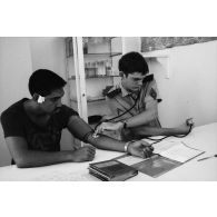 Centre de conciliation d'Arue. Examen médical d'un militaire du 57e bataillon de commandement et de soutien du Pacifique (57e BCSP) par un infirmier.