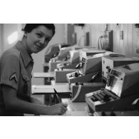 Le groupement de transmission terre (GTT) 815 à l'état-major du Taaone : personnels féminins au centre de relais bande.