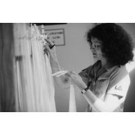 Le groupement de transmission terre (GTT) 815 à l'état-major du Taaone : commandement, exploitation, centre de relais bande. Un caporal féminin classe des bandes.