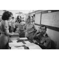 Le groupement de transmission terre (GTT) 815 à l'état-major du Taaone : bureau du centre de relais bande.