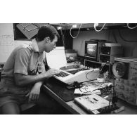 Le groupement de transmission terre (GTT) 815 : atelier de réparation.