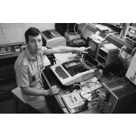 Le groupement de transmission terre (GTT) 815 : atelier de réparation.