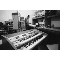 Le groupement de transmission terre (GTT) 815 : atelier de réparation.