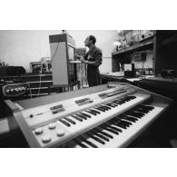 Le groupement de transmission terre (GTT) 815 : atelier de réparation.