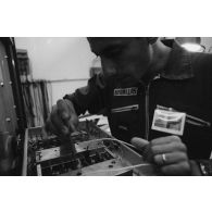 Le groupement de transmission terre (GTT) 815 : atelier de réparation.