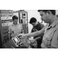 Le groupement de transmission terre (GTT) 815 : station de réception de Super Mahinor [Mahina ?]  Mururoa-Hao.