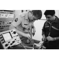 Le groupement de transmission terre (GTT) 815 : station de réception de Super Mahinor [Mahina ?]  Mururoa-Hao.