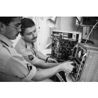 Le groupement de transmission terre (GTT) 815 : station de réception de Super Mahinor [Mahina ?]  Mururoa-Hao.