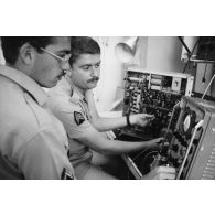 Le groupement de transmission terre (GTT) 815 : station de réception de Super Mahinor [Mahina ?]  Mururoa-Hao.