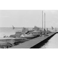 Le club Cowan, centre de détente pour les militaires. Des femmes pêchent sur un ponton.