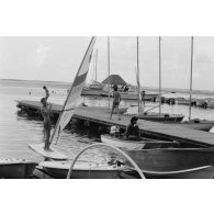 Le club Cowan, centre de détente pour les militaires. Véliplanchiste.