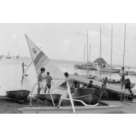 Le club Cowan, centre de détente pour les militaires. Véliplanchiste et pratique du dériveur.