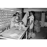 Bureau postal militaire (BPM) du Taaone, tri du courrier arrivé par le commandement du transport aérien militaire (COTAM).