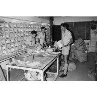 Bureau postal militaire (BPM) du Taaone, tri du courrier arrivé par le commandement du transport aérien militaire (COTAM).