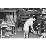 Bureau postal militaire (BPM) du Taaone, tri du courrier arrivé par le commandement du transport aérien militaire (COTAM).