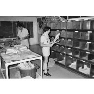 Bureau postal militaire (BPM) du Taaone, tri du courrier arrivé par le commandement du transport aérien militaire (COTAM).