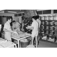 Bureau postal militaire (BPM) du Taaone, tri du courrier arrivé par le commandement du transport aérien militaire (COTAM).