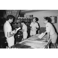 Bureau postal militaire (BPM) du Taaone, tri du courrier arrivé par le commandement du transport aérien militaire (COTAM).