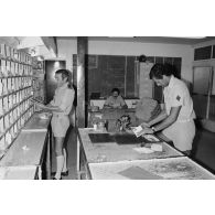 Bureau postal militaire (BPM) du Taaone, tri du courrier arrivé par le commandement du transport aérien militaire (COTAM).