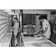 Bureau postal militaire (BPM) du Taaone, tri du courrier arrivé par le commandement du transport aérien militaire (COTAM).