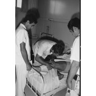 L'hôpital Jean Prince à Arue. Visite du chirurgien.