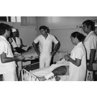 L'hôpital militaire Jean Prince à Arue. Visite du chirurgien.