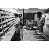 Bureau postal militaire (BPM) du Taaone, tri du courrier arrivé par le commandement du transport aérien militaire (COTAM).