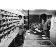 Bureau postal militaire (BPM) du Taaone, tri du courrier arrivé par le commandement du transport aérien militaire (COTAM).