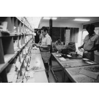 Bureau postal militaire (BPM) du Taaone, tri du courrier arrivé par le commandement du transport aérien militaire (COTAM).