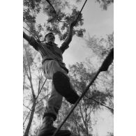 Le régiment d’infanterie de marine du Pacifique - Polynésie (RIMAP-P). Entraînement au centre d'instruction de montagne (CIM) de Papeete. Franchissement d'un pont de câbles.