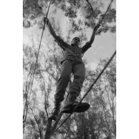 Le régiment d’infanterie de marine du Pacifique - Polynésie (RIMAP-P). Entraînement au centre d'instruction de montagne (CIM) de Papeete. Franchissement d'un pont de câbles.