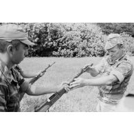 Le régiment d’infanterie de marine du Pacifique - Polynésie (RIMAP-P) au champ de tir du Faaone (Tahiti) sur fusil MAS 49/56. Mise en place des tireurs sous le contrôle de l'instructeur.