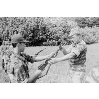 Le régiment d’infanterie de marine du Pacifique - Polynésie (RIMAP-P) au champ de tir du Faaone (Tahiti) sur fusil MAS 49/56. Mise en place des tireurs sous le contrôle de l'instructeur.