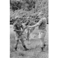 Le régiment d’infanterie de marine du Pacifique - Polynésie (RIMAP-P) au champ de tir du Faaone (Tahiti) sur fusil MAS 49/56. Mise en place des tireurs sous le contrôle de l'instructeur.