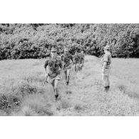 Le régiment d’infanterie de marine du Pacifique - Polynésie (RIMAP-P) au champ de tir du Faaone (Tahiti) sur fusil MAS 49/56. Départ du groupe de tireurs sous le contrôle de l'instructeur.