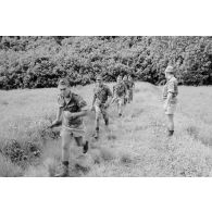 Le régiment d’infanterie de marine du Pacifique - Polynésie (RIMAP-P) au champ de tir du Faaone (Tahiti) sur fusil MAS 49/56. Départ du groupe de tireurs sous le contrôle de l'instructeur.