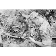 Le régiment d’infanterie de marine du Pacifique - Polynésie (RIMAP-P) au champ de tir du Faaone (Tahiti) sur fusil MAS 49/56. Réparation d'une arme par l'instructeur.