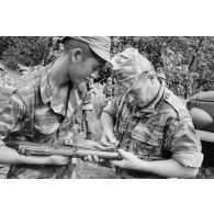 Le régiment d’infanterie de marine du Pacifique - Polynésie (RIMAP-P) au champ de tir du Faaone (Tahiti) sur fusil MAS 49/56. Réparation d'une arme par l'instructeur.
