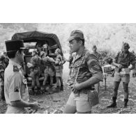 Le régiment d’infanterie de marine du Pacifique - Polynésie (RIMAP-P) au champ de tir du Faaone (Tahiti). Compte-rendu de l'exercice par un sergent-chef instructeur à un major.