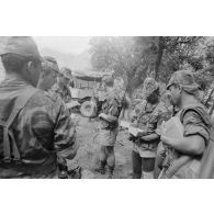Le régiment d’infanterie de marine du Pacifique - Polynésie (RIMAP-P) au champ de tir du Faaone (Tahiti). Réintégration des munitions à l'issue de l'exercice.