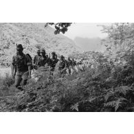 Le régiment d’infanterie de marine du Pacifique - Polynésie (RIMAP-P) au champ de tir du Faaone (Tahiti). Marche en colonne.