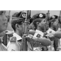 Prise d'armes à Taravao (Tahiti) à l'occasion de la remise de la fourragère à de jeunes marsouins du régiment d’infanterie de marine du Pacifique - Polynésie (RIMAP-P).