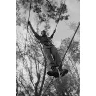 Le régiment d’infanterie de marine du Pacifique - Polynésie (RIMAP-P). Entraînement au centre d'instruction de montagne (CIM) de Papeete. Franchissement d'un pont de câbles.