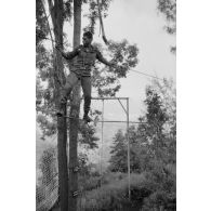 Le régiment d’infanterie de marine du Pacifique - Polynésie (RIMAP-P). Entraînement au centre d'instruction de montagne (CIM) de Papeete. Franchissement d'un pont de câbles.