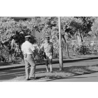 La Gendarmerie nationale à Papeete. Un gendarme et un policier municipal aux abords d'une manifestation antinucléaire.