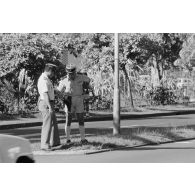 La Gendarmerie nationale à Papeete. Un gendarme et un policier municipal aux abords d'une manifestation antinucléaire.