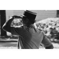 La Gendarmerie nationale à Papeete. Un gendarme observe une manifestation antinucléaire.