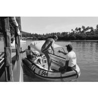 Patrouille de gendarmes maritimes en zodiac à Papeete. Contrôle des embarcations de plaisance.